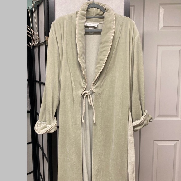 EUC vintage Diamond Tea for Saks Fifth Avenue velour robe. Seagrass. Size Medium - Picture 5 of 9